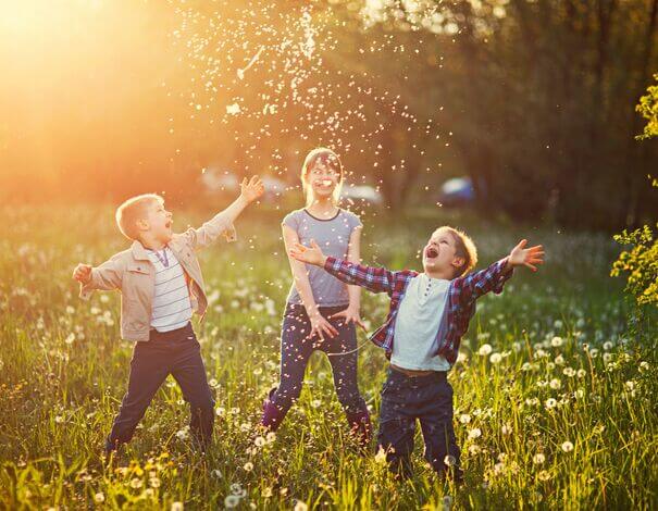 enfants jouant dans un champs