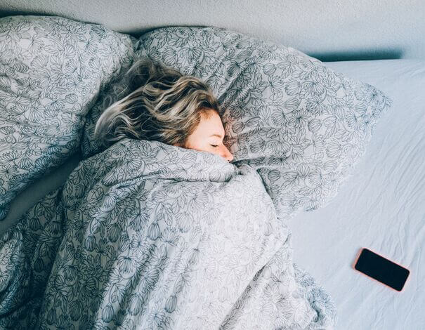 femme qui dort dans son lit