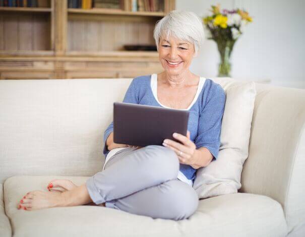 Femme lisant sur le diabète en ligne sur sa tablette